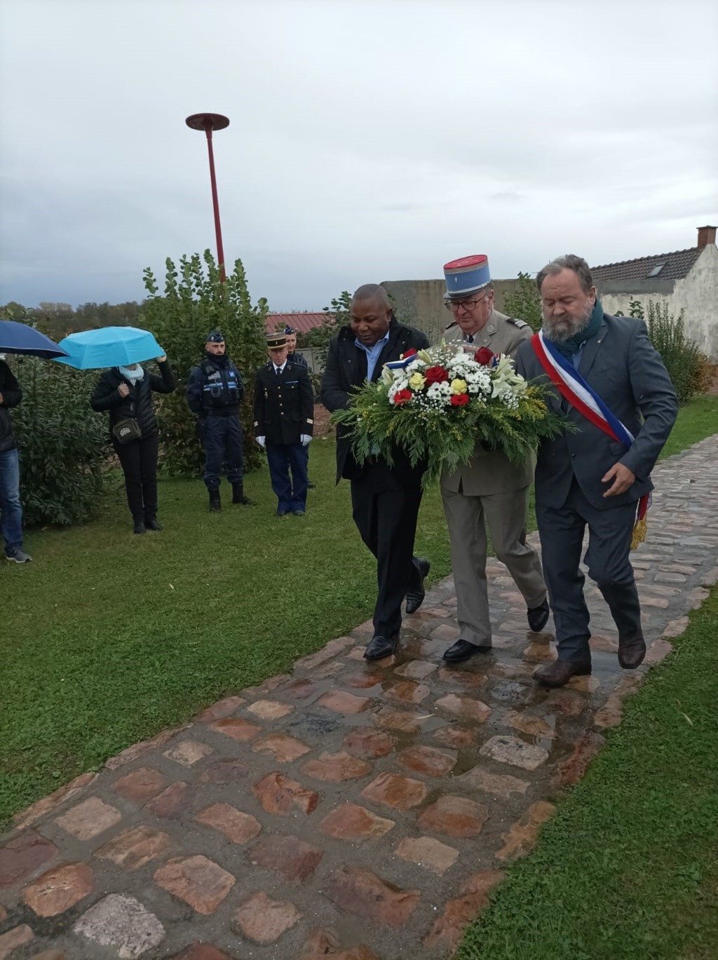  Séquence de la pose de gerbe de fleurs par Thierry Tassez, maire de Verquin à la stèle en hommage aux soldats africains de la Seconde Guerre mondiale