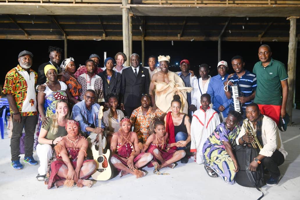 Photo de famille à la suite de la représentation du groupe culturel Village Makosso à Yanga près de Pointe Noire